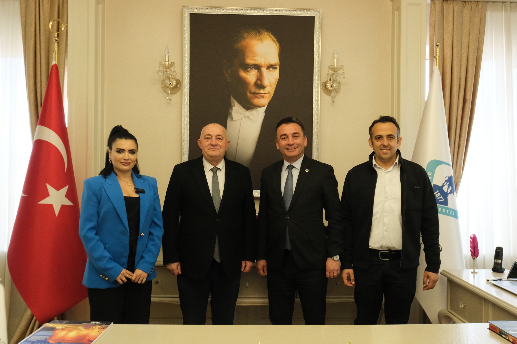 Ekonomi Gazetesi Eskişehir Bölge Müdürü Sayın Ali Baş, beraberindeki gazeteciler Sayın Emine Girgin ve Sayın Abdullah Sönmez ile birlikte belediyemizi ziyaret ederek Belediye Başkanımız Sayın Habil Dökmeci ile bir araya geldiler