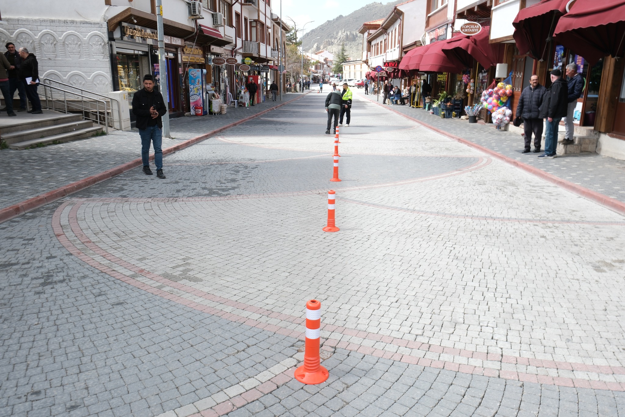 İlçemiz çarşı merkezinde yer alan Prof. Dr. Nabi Avcı Caddesi’nde, daha önce tek yöne çevrilen caddeyi yapılan düzenlemeyle yeniden eski haline döndürerek çift yönlü trafiğe açtık