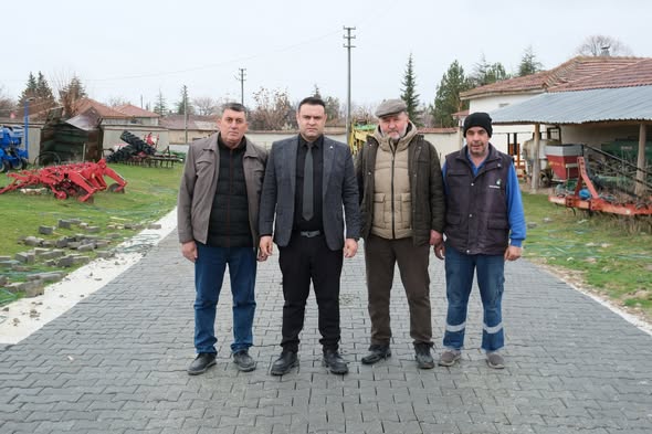 İlçemiz kırsal mahallelerinden Bahçecik Mahallemizde belediyemiz tarafından yürütülen parke taşı döşeme çalışmaları devam etmektedir. Belediye Başkan Yardımcımız Sayın Mehmet Taş, yapılan çalışmaları yerinde inceleyerek, ilerleyen süreçte yapılması planlanan çalışmalar için uygun alanlarda değerlendirmelerde bulunmuştur