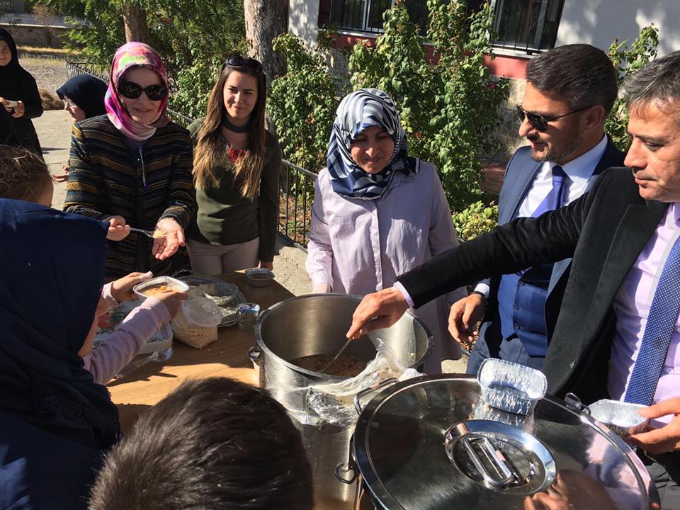 Belediye Başkanımız Hamid Yüzügüllü Muharrem ayı ve aşure günü münasebetiyle İlçemiz Selmani Farisi İmam Hatip Okulunda düzenlen programa katıldı.