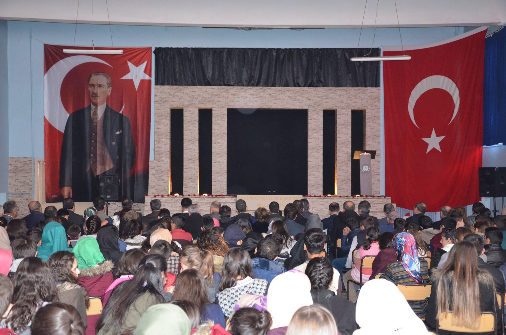 10 Kasım Atatürk’ü Anma Programı ilçemiz Endüstri Meslek Lisesinde Sivrihisar Kaymakamı Erdinç Yılmaz, Sivrihisar Hava Meydan ve Garnizon Komutanı Sadık Albayrak, Sivrihisar Belediye Başkanımız Hamid Yüzügüllü  katılımıyla gerçekleşti. Düzenlenen programda Gazi Mustafa Kemal Atatürk, silah arkadaşları ve tüm şehitlerimiz saygı ve rahmet ile anıldı.