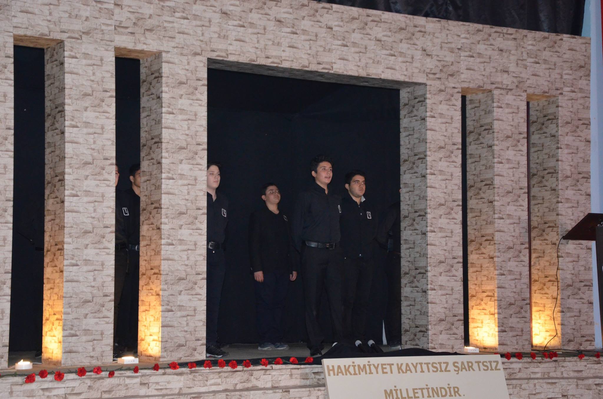 10 Kasım Atatürk’ü Anma Programı ilçemiz Endüstri Meslek Lisesinde Sivrihisar Kaymakamı Erdinç Yılmaz, Sivrihisar Hava Meydan ve Garnizon Komutanı Sadık Albayrak, Sivrihisar Belediye Başkanımız Hamid Yüzügüllü  katılımıyla gerçekleşti. Düzenlenen programda Gazi Mustafa Kemal Atatürk, silah arkadaşları ve tüm şehitlerimiz saygı ve rahmet ile anıldı.