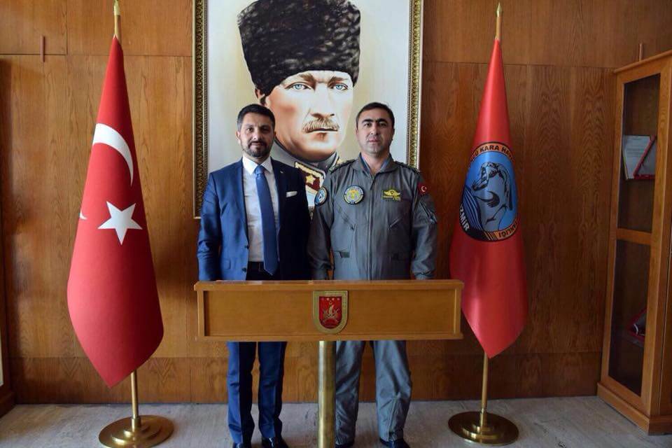 Sivrihisar Belediye Başkanı Hamid Yüzügüllü  İzmir Gaziemir 3. Kara Havacılık Alay Komutanı Sivrihisarlı hemşehrimiz Kara Pilot Albay Hüsamettin Gürel’i makamında ziyaret etti.