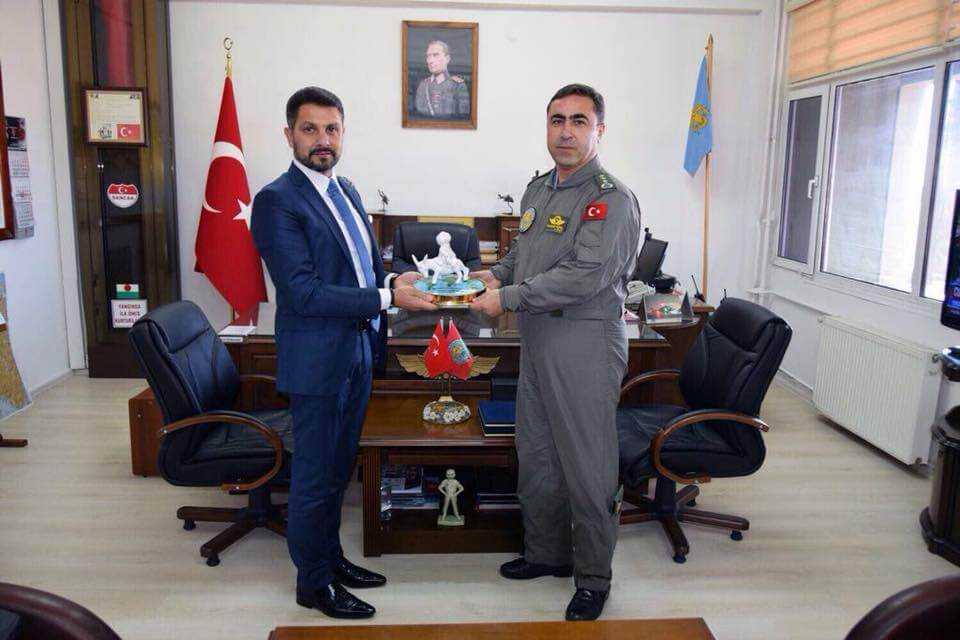 Sivrihisar Belediye Başkanı Hamid Yüzügüllü  İzmir Gaziemir 3. Kara Havacılık Alay Komutanı Sivrihisarlı hemşehrimiz Kara Pilot Albay Hüsamettin Gürel’i makamında ziyaret etti.