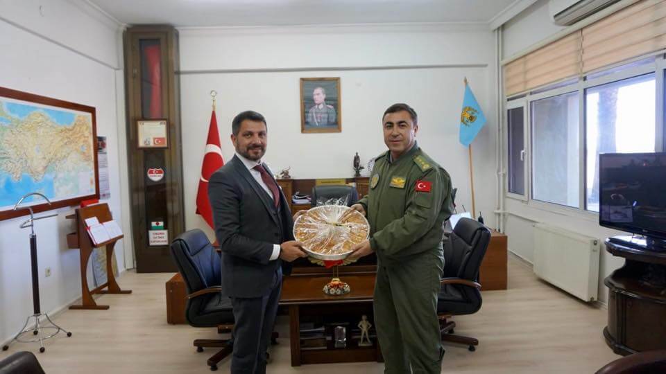 İzmir Gaziemir 3. Kara Havacılık Alay Komutanı Sivrihisarlı hemşehrimiz Kara Pilot Albay Hüsamettin Gürel’i makamında ziyaret ettik.