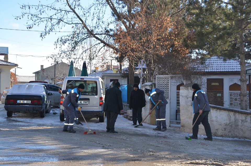 İlçemizde Sivrihisar Belediyesi Fen İşleri ekiplerimiz tarafından kar temizleme, buzlanmaya karşı tuzlama ve onarım çalışmaları devam ediyor